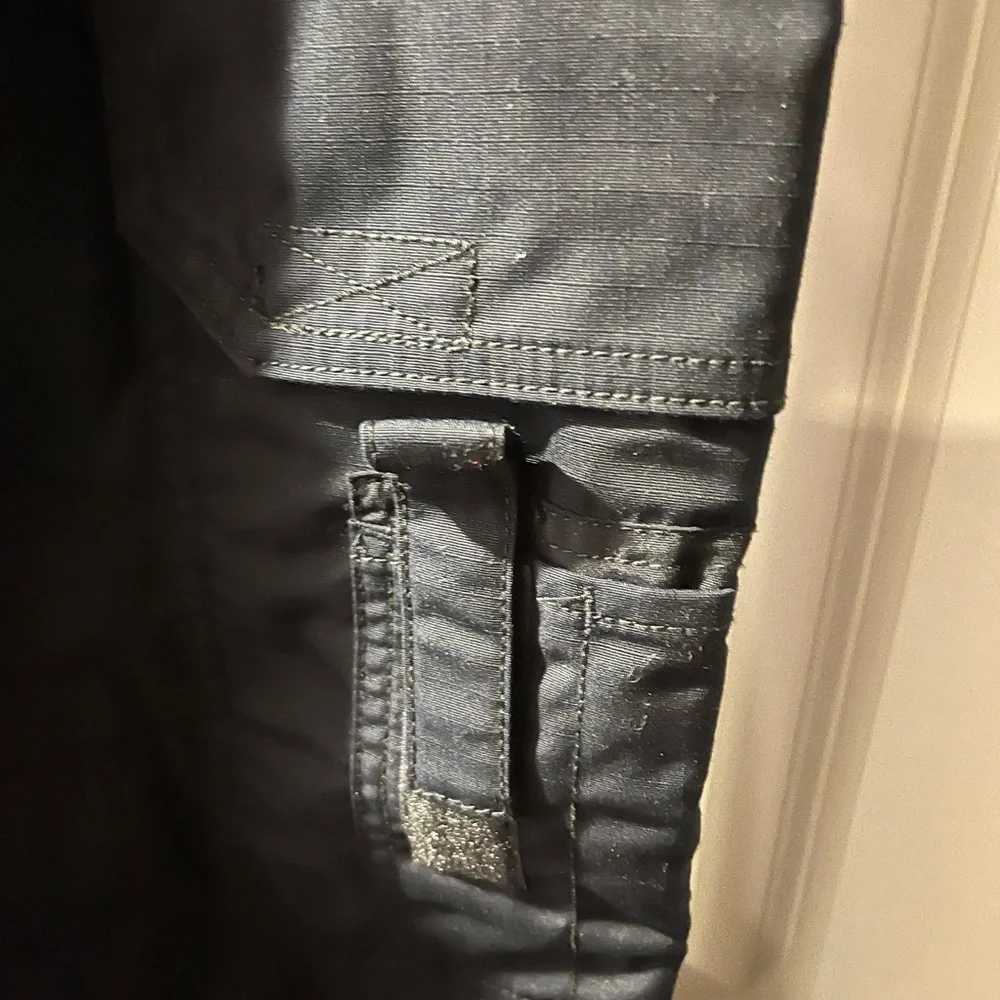 Gently used Women’s 5.11 Tactical EMS pants. Excellent condition.  Navy. size 6L - Picture 4 of 11